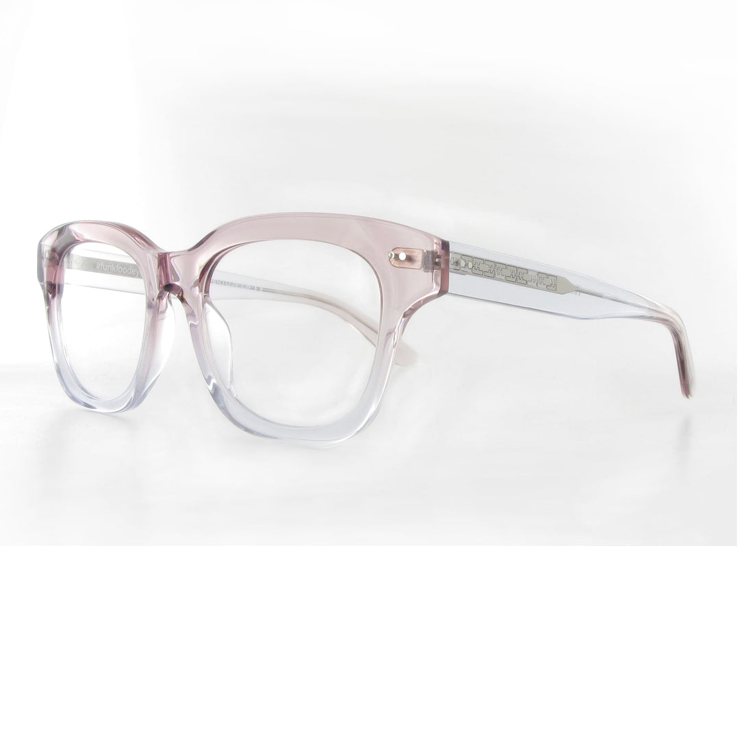 Transparente Acetatbrille mit besonderer Fase in der Farbe Light Rose Gradient mit silberfarbener Signature Seele.