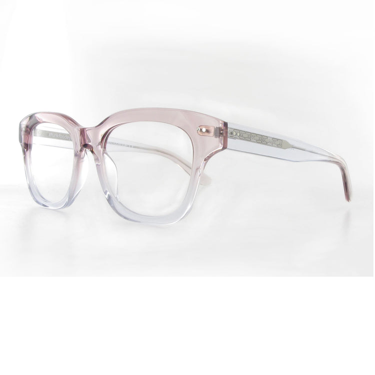 Transparente Acetatbrille mit besonderer Fase in der Farbe Light Rose Gradient mit silberfarbener Signature Seele.